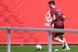 Lewandowski trenuje z bandażem na nodze