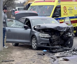 Czołowe zderzenie z nieoznakowanym radiowozem! Ranne cztery osoby, w tym policjanci 