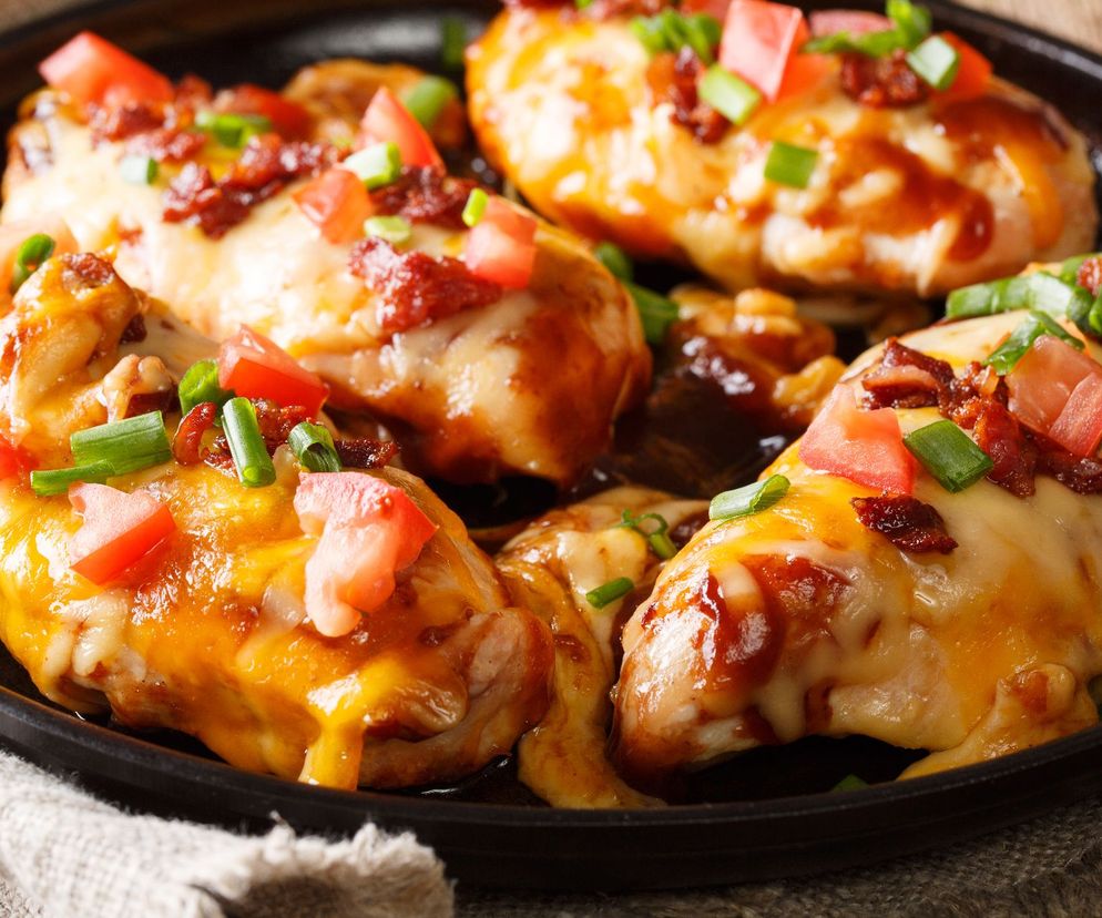 Piersi  z kurczaka zapiekane pod serowo-bekonową pierzynką. Dawno nie jadłam nic lepszego