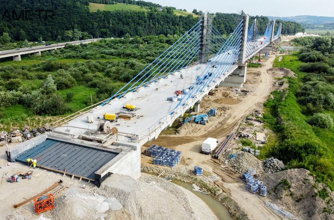 Nie zwalniają tempa. Nowy most na Dunajcu koło Nowego Sącza robi wrażenie!   