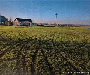 Driftował na boisku piłkarskim, niszcząc jego nawierzchnię. Teraz może pójść do więzienia