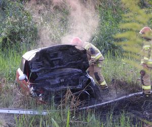 Mini Cooper w ogniu! Kierowca osobówki utknął w błocie i spalił auto