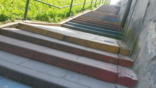 Kraków: Kolorowe schody w Podgórzu powoli... znikają [AUDIO, ZDJĘCIA]