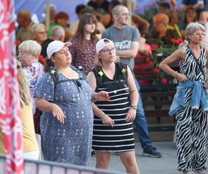 Potańcówka przed teatrem w Katowicach