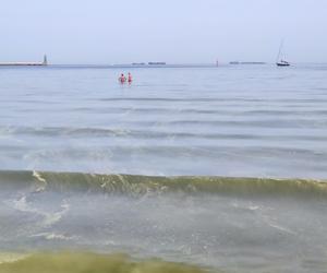 Plaża w Gdyni Śródmieściu. Żółta woda w Bałtyku