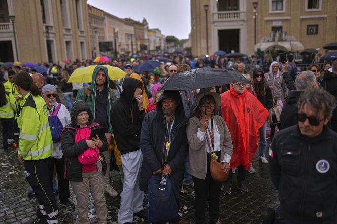 Tłumy w Watykanie. Wierni oddają hołd papieżowi Franciszkowi