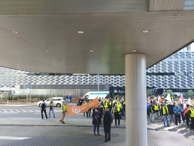 Protest hutników pod Węglokoksem w Katowicach. "Co innego nam mówią, a co innego robią"