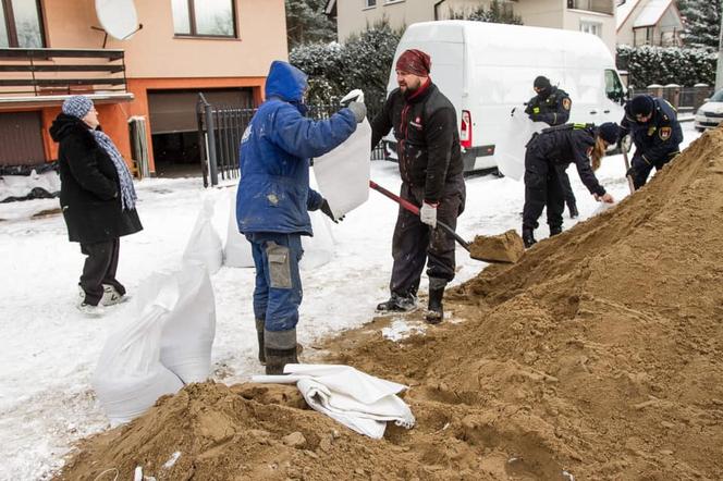 Płock. Alarm przeciwpowodziowy na Wiśle. Czy miastu grozi powódź zatorowa, jak 39 lat temu? [ZDJĘCIA]