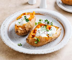 Bataty nadziewam tymi dodatkami i podaję. Najlepsze śniadanie dla całej rodziny