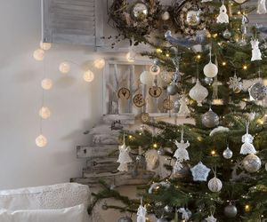 Świąteczne choinki w bieli