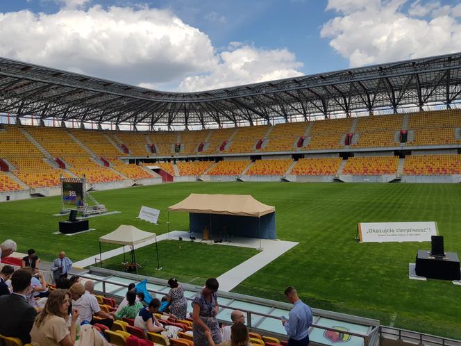 Kongres Świadków Jehowy w Białymstoku. Na stadionie miejskim tysiące uczestników [ZDJĘCIA]