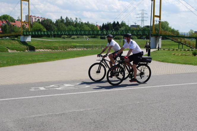 Policjanci na rowerach patrolują Rzeszów. Szczególnie tereny rekreacyjne 