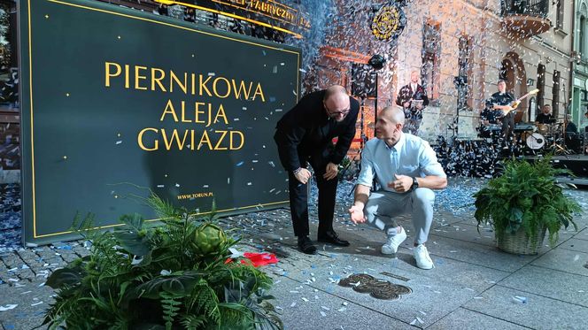 Mirosław Ziętarski z Katarzynką w Piernikowej Alei Gwiazd