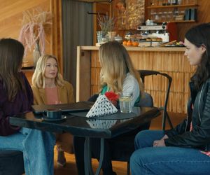 Barwy szczęścia, odcinek 3142. Madzia (Natalia Sierzputowska), Dominika (Karolina Chapko), Oliwka (Wiktoria Gąsiewska), Weronika (Maria Świłpa)