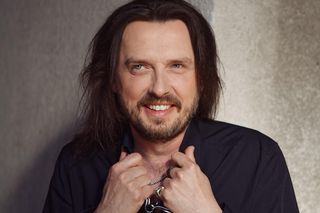 Piotr Cugowski zaskakuje w nowym singlu! To kolejna zapowiedź nowej płyty artysty