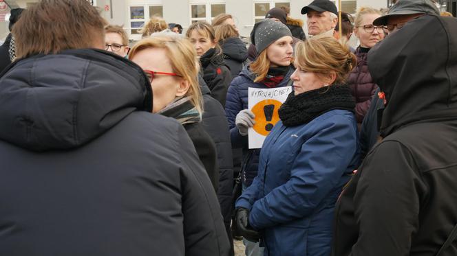 Strajk nauczycieli. Pikieta poparcia przed kuratorium oświaty w Białymstoku