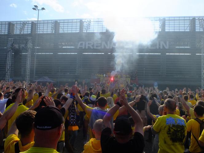 Motor Lublin po 32 latach znowu zagra w piłkarskiej ekstraklasie! Wielka feta na ulicach miasta. "Awans jest nasz, Motor United!"