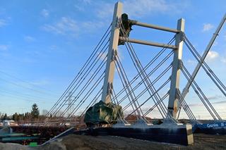 Poszło 30 mln zł i 160 t stali na tego kolosa. Most na ul. Żeglarskiej prawie gotowy