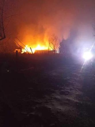 Makabra pod Wołominem. Ogromny pożar obrócił dom w zgliszcza. Kobieta spłonęła żywcem
