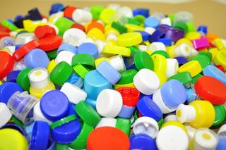 Po co zbierać plastikowe nakrętki od butelek? Czy to rodzaj recyklingu?