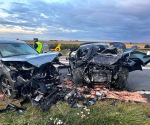 Koszmarny wypadek. BMW zderzyło się czołowo z mercedesem