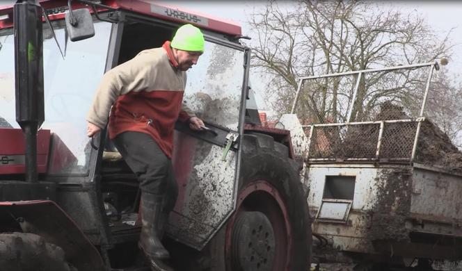 Rolnicy. Podlasie. Słynne błoto na podwórku Gienka i Andrzeja z Plutycz. Koszmar! Nie da się chodzić