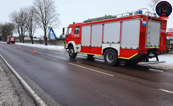 Huknął oplem w przepust wodny i ogrodzenie posesji. Pasażer nie żyje, kierowca w szpitalu