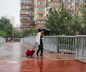 Chiny. Tysiące ludzi uciekają ze swoich domów, gdy ulewny deszcz uderzył w Pekin