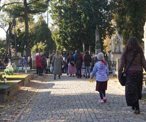 1 listopada na cmentarzu przy ul. Lipowej w Lublinie. Mieszkańcy odwiedzają groby swoich bliskich