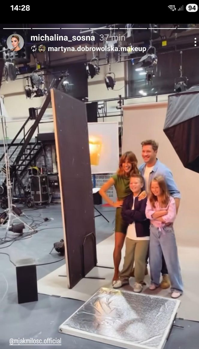 M jak miłość nowy sezon sesja zdjęciowa. Kama (Michalina Sosna), Marcin (Mikołaj Roznerski), Maja (Laura Jankowska), Szymek (Staś Szczypiński)