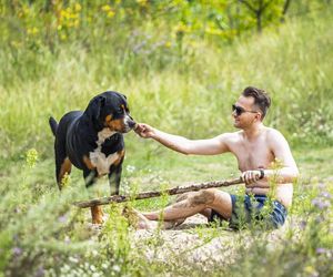 Poseł kąpał się z psem