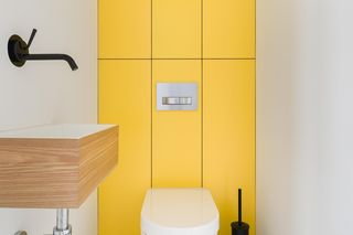 Jak urządzić małą toaletę? Bardzo małe WC w bloku - nowoczesne aranżacje