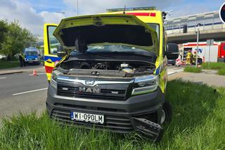 Karetka zderzyła się z osobówką. Ranna kobieta w szpitalu