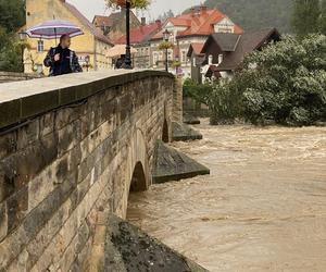 Bardo zatopione. Ulice toną, nie ma prądu, są problemy z siecią