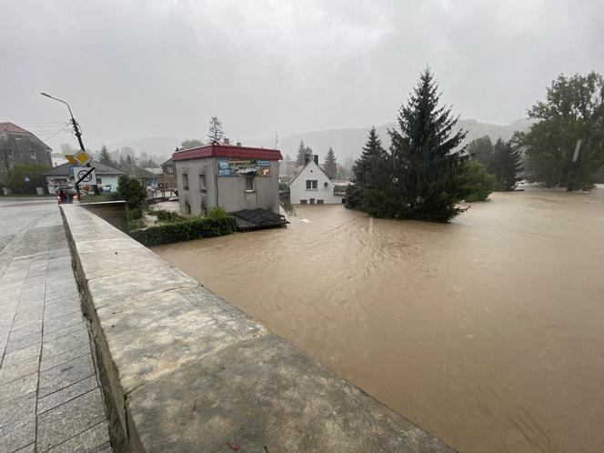 Bardo zatopione. Ulice toną, nie ma prądu, są problemy z siecią