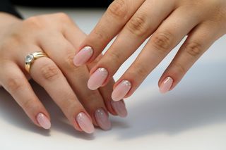 Przepiękne paznokcie na zimę 2024 podbijają salony kosmetyczne. Modne i delikatne. Manicure na zimę 2024