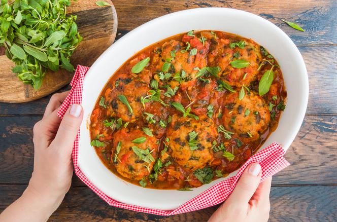 Mielone z mięsa i ryżu pieczone w sosie pomidorowym: przepis na tani i pyszny obiad