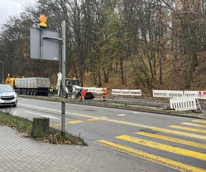 Ukłdanie asfaltu na nowo powstającym rondzie na ul. Słowiańskiej w Gorzowie