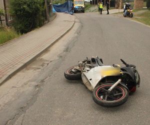 Młody motocyklista wypadł z zakrętu i uderzył w krawężnik. 23-latek zginął na miejscu