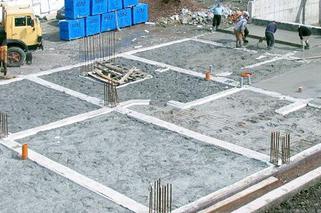Warstwy podłogi na gruncie, czyli od podsypki przez betonowanie po podkład podłogowy - krok po kroku