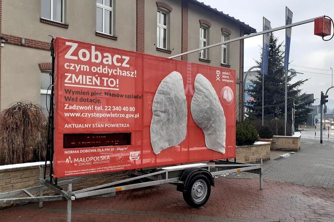 Sztuczne płuca pojawiły się w Chełmcu.  Pokazują czym oddychamy.  Nie jest dobrze