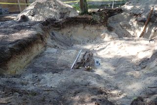 Szczątki co najmniej 18 osób na terenie jednostki wojskowej w Rembertowie. Wiadomo, kim mogą być ofiary