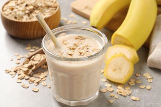 Energetyczne śniadanie w 5 minut? Zdrowy koktajl z banana i tych płatków to strzał w 10! 