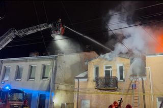 Nocny pożar w Falenicy. Strażacy walczyli z ogniem do rana