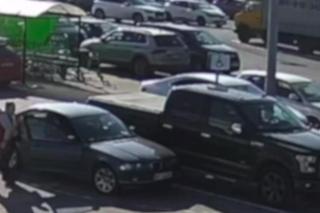 Kierowca BMW źle zaparkował. W złości na innego kierowcę urwał mu wycieraczkę