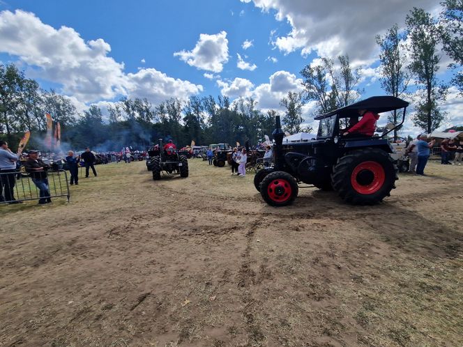 XXIII Międzynarodowy Festiwal Starych Ciągników i Maszyn Rolniczych im. Jerzego Samelczaka. Zdjęcia z parady i terenu festiwalu