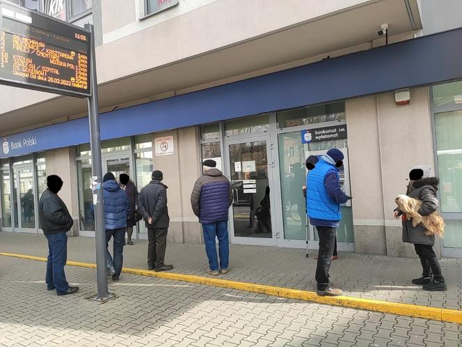 Kolejki na niektórych stacjach i przy bankomatach w Radomiu