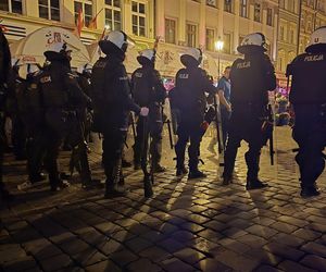 Wrocław. Burdy kibiców na Starym Rynku. Interweniowała policja [ZDJĘCIA].