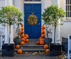 Drzwi wejściowe wystrojone na Halloween