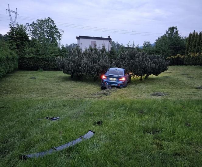 Wypadek BMW. Kierowca wjechał w drzewa